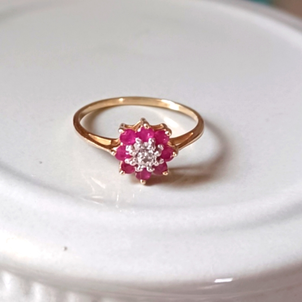 10k Gold Flower Ruby Ring~Marked Thailand~ Size 6~Rare - Gem
